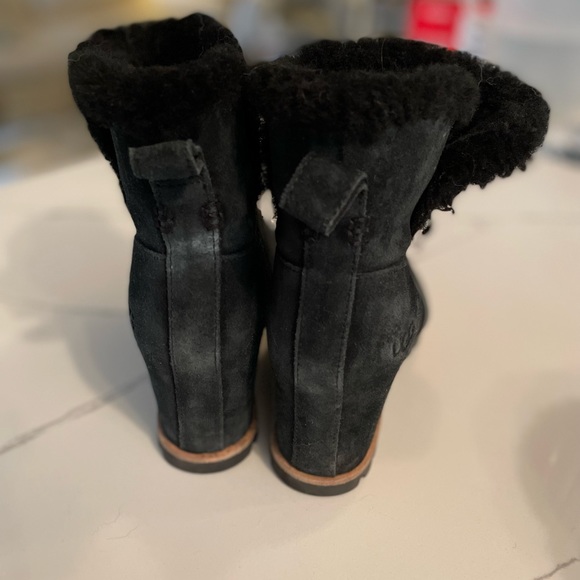 Rarely worn, extremely comfortable UGG 3" hidden wedge booties. Fleece lined 8.5 - Picture 4 of 5